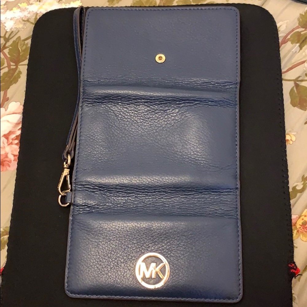 Michael Kors Wristlet: Fulton Large Multi-Function - Picture 6 of 8